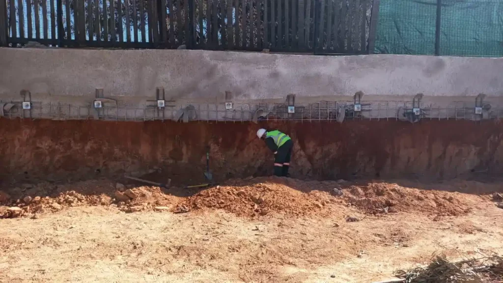 P003 meadowview lateral support 01 excavation base of shotcrete wall worker