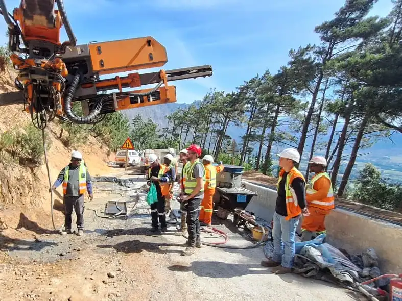 Franschhoek pass b01 024 drilling